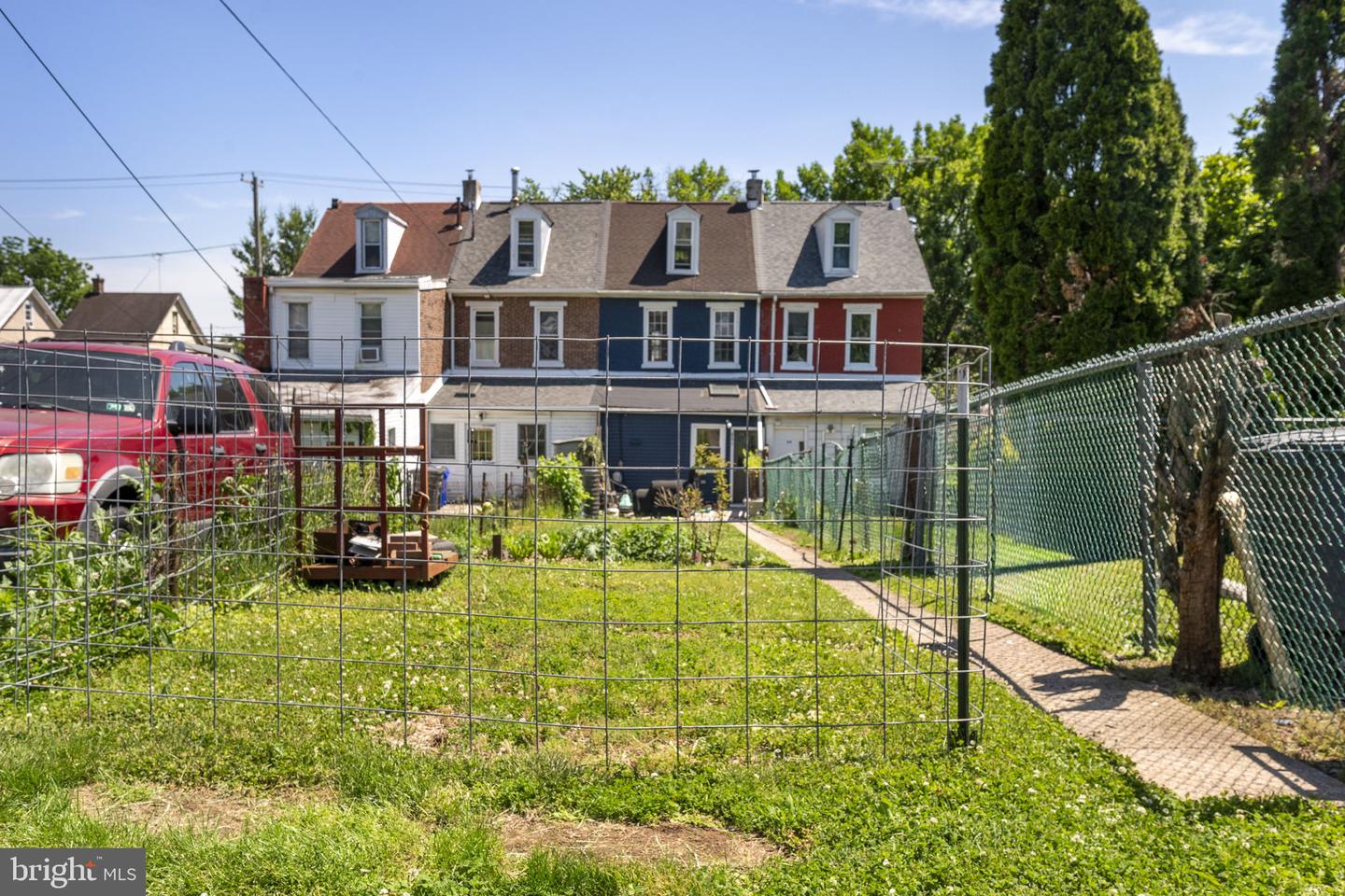 851 Queen St Property Photo 20