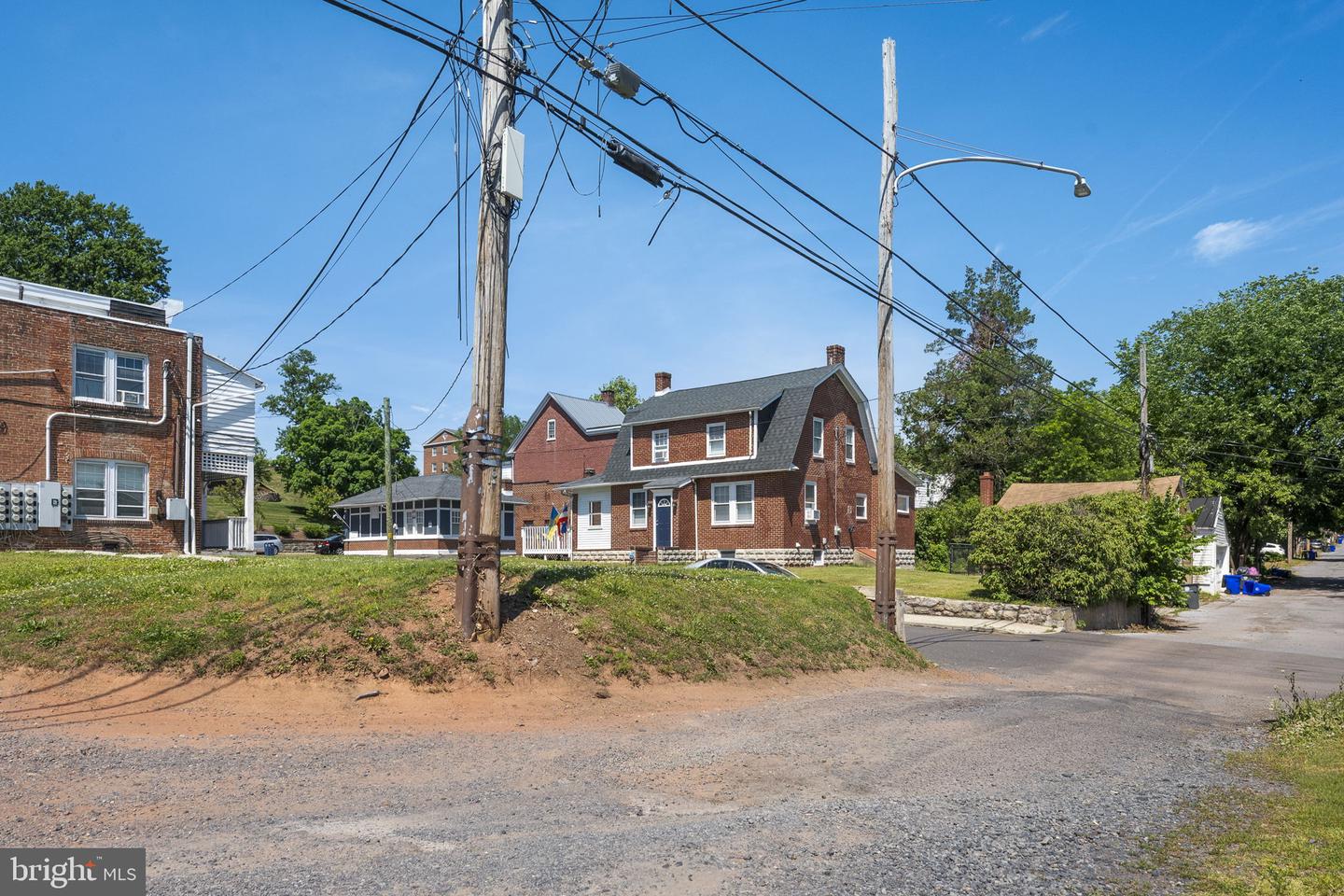 851 Queen St Property Photo 22