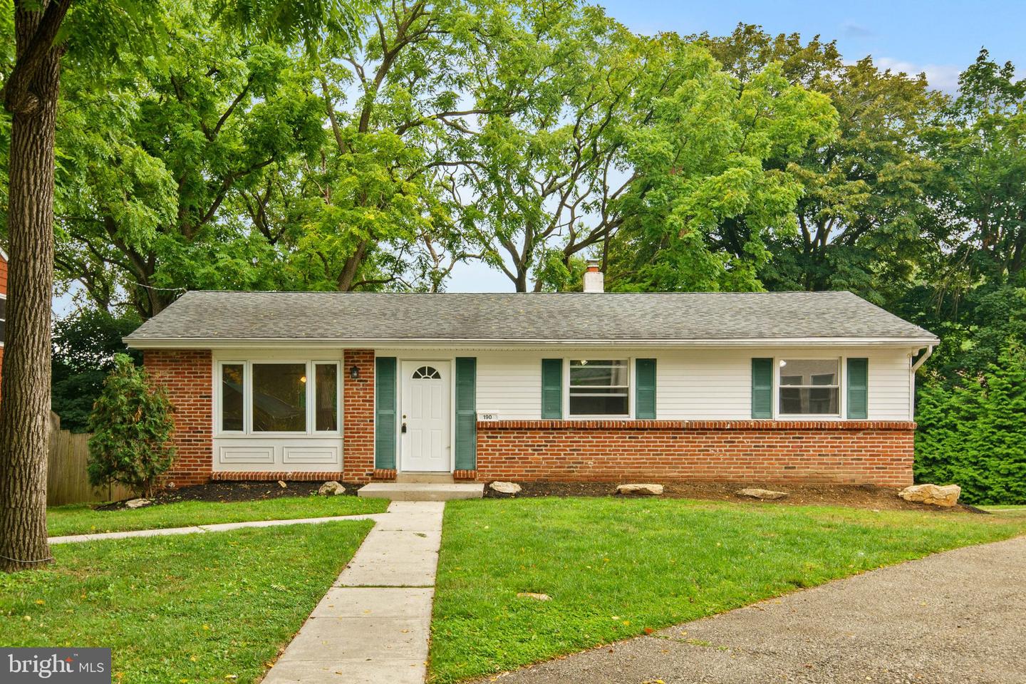 190 Maple Ave Property Photo 2