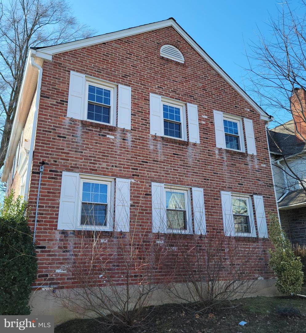 230 N ESSEX AVE #1ST Property Photo 1