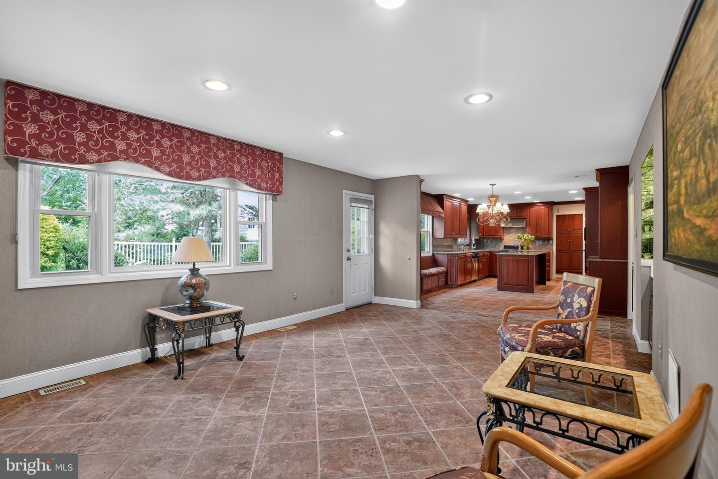 721 Buckley Rd Property Photo 19