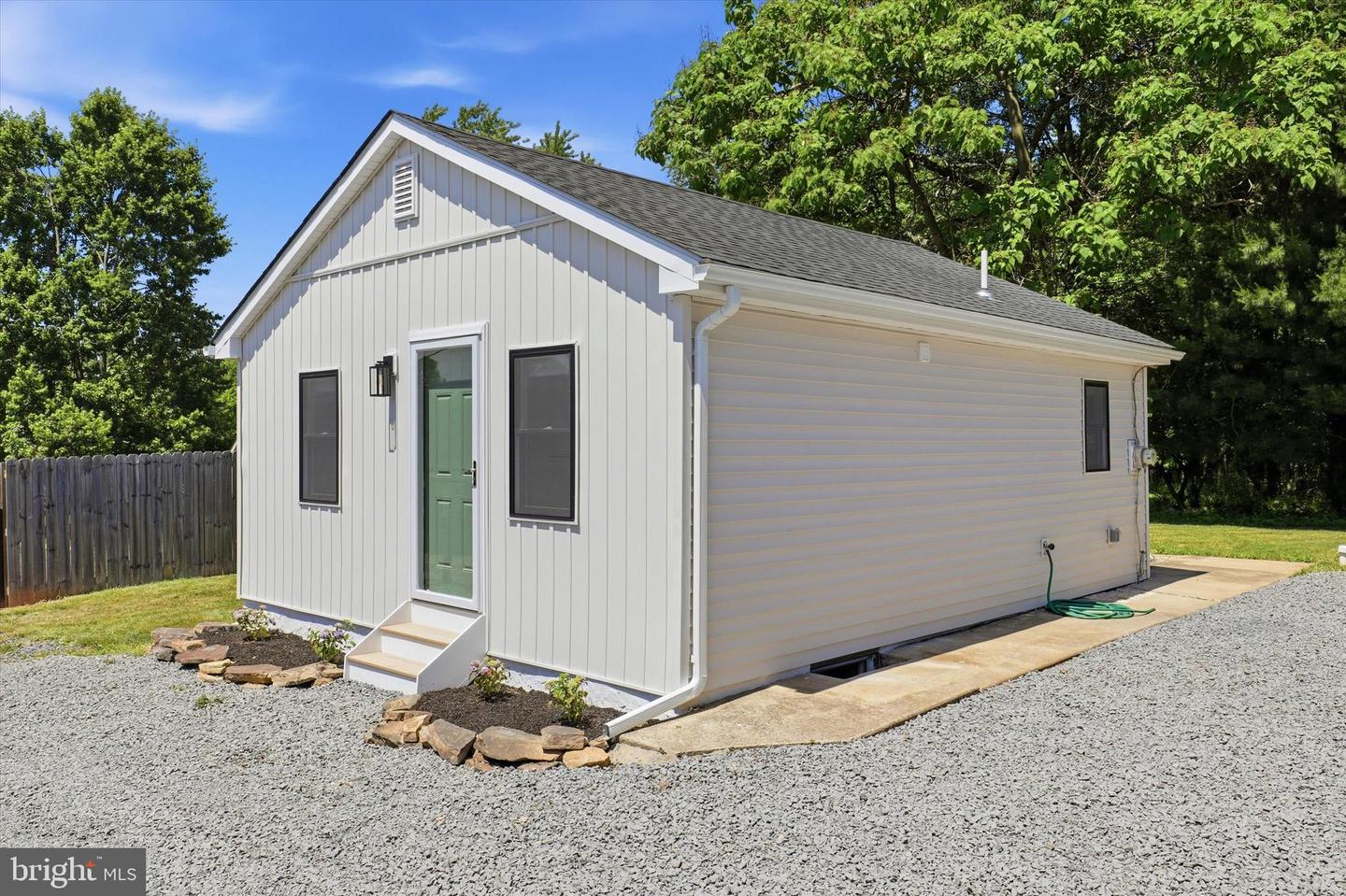 1605-e N Line Property Photo 3