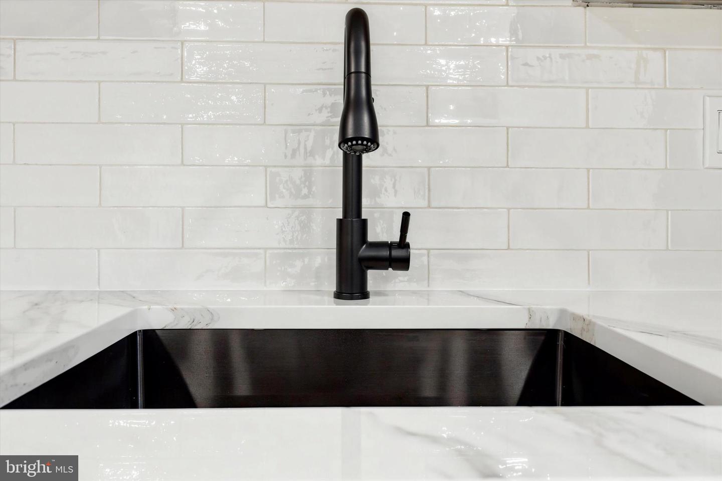 1605-e N Line Property Photo 9