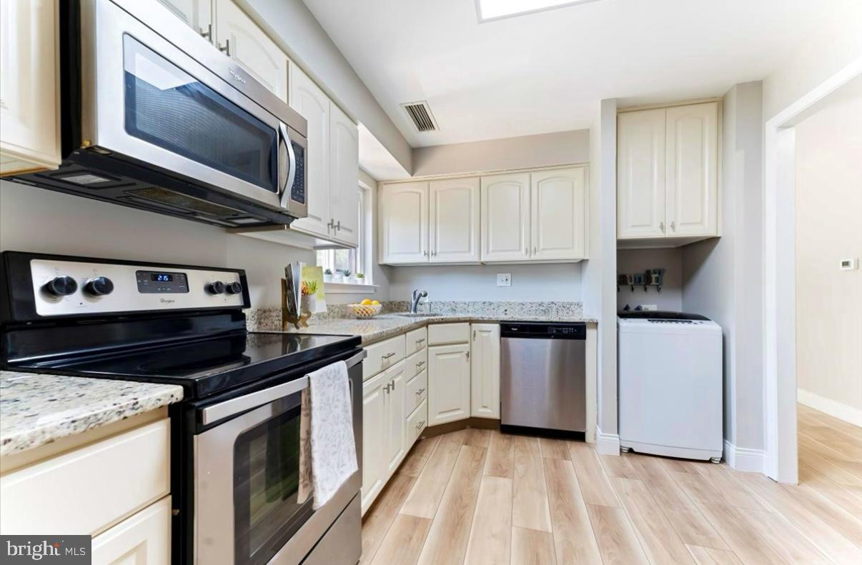 1750 Oakwood Ter #16c Property Photo 3