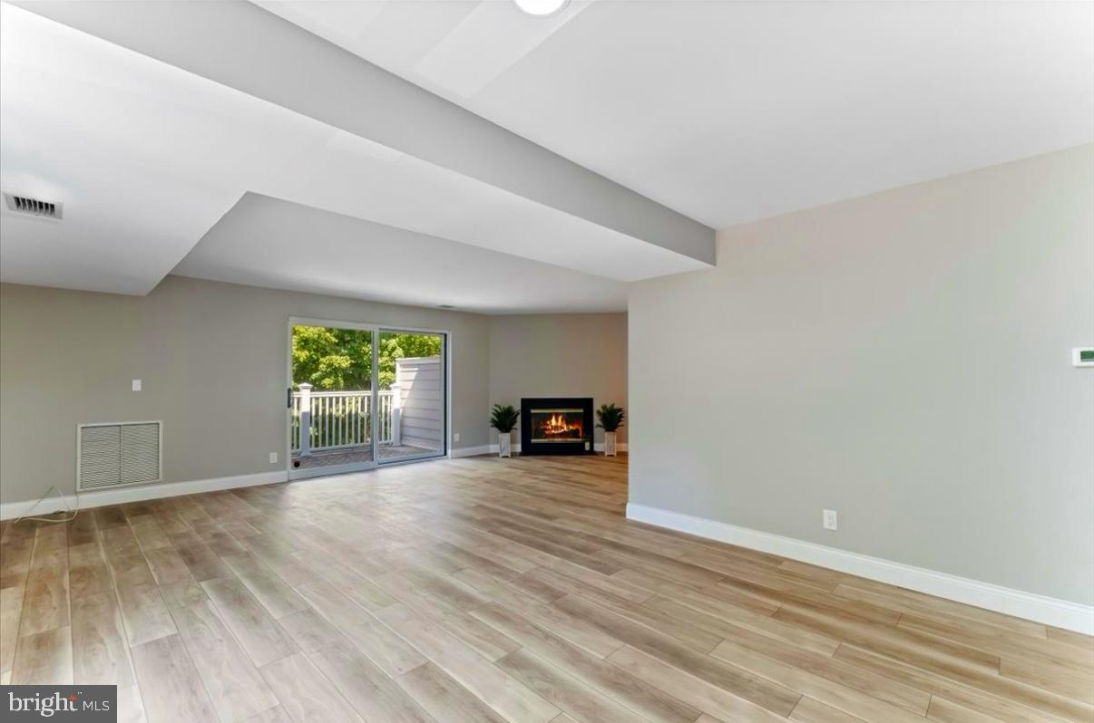 1750 Oakwood Ter #16c Property Photo 7