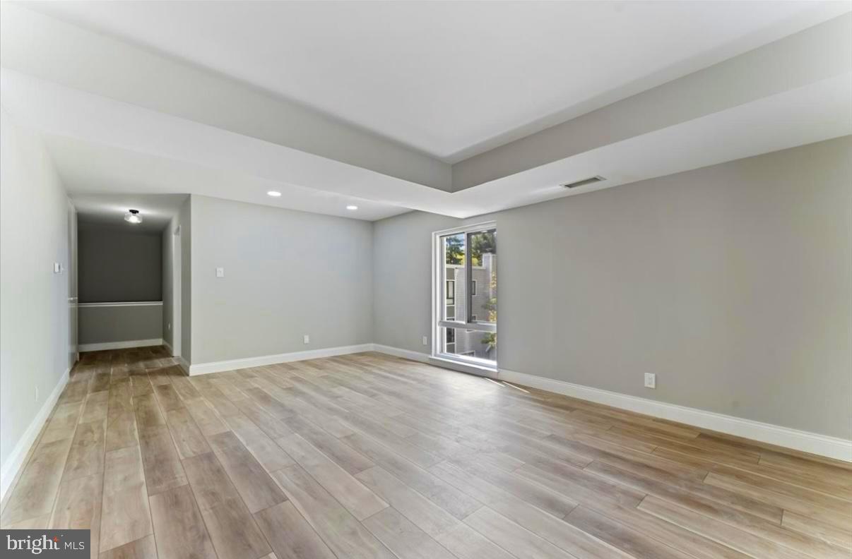1750 Oakwood Ter #16c Property Photo 9