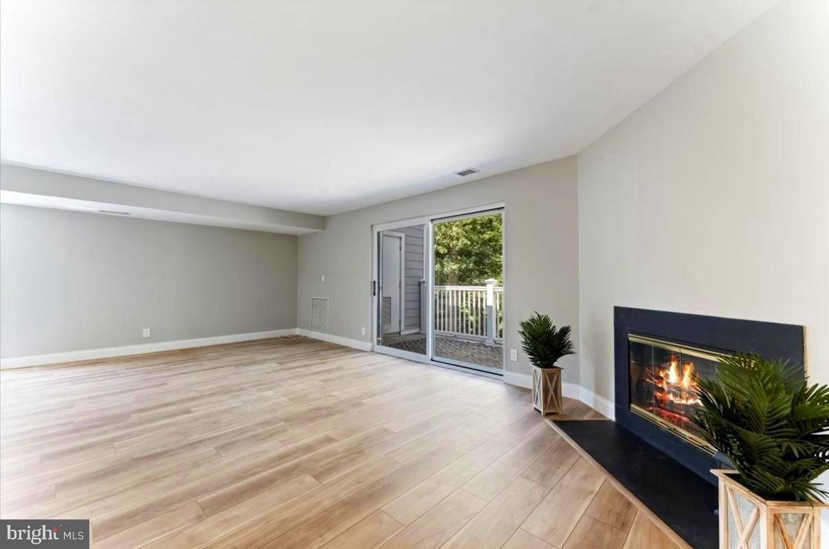 1750 Oakwood Ter #16c Property Photo 11