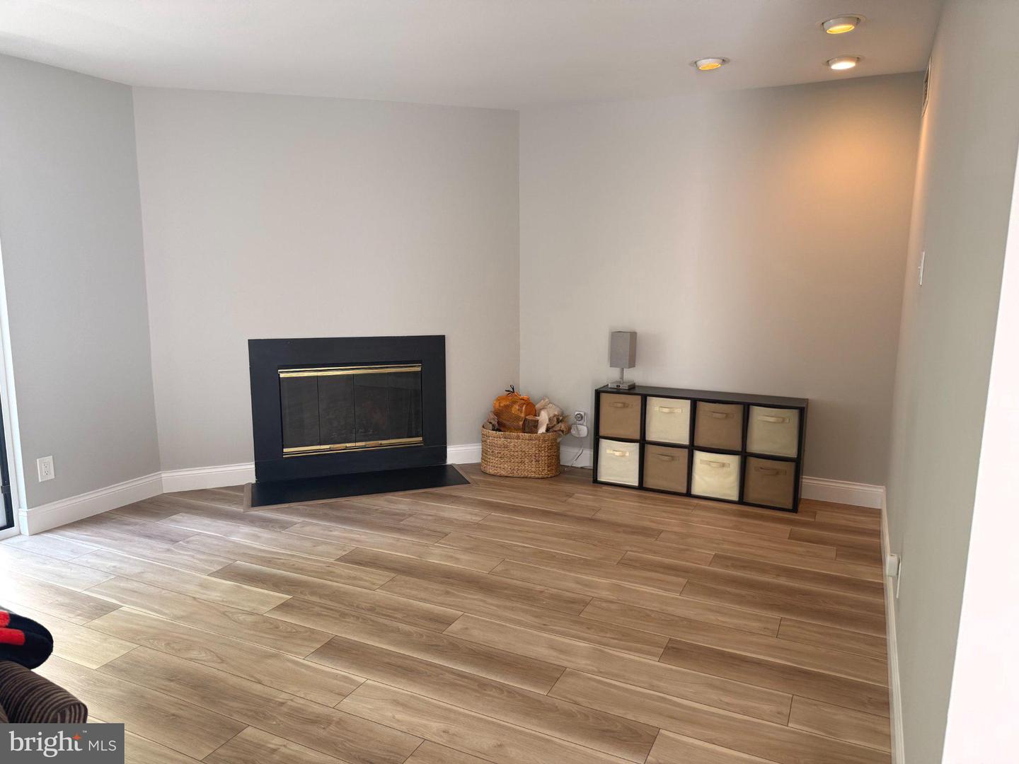 1750 Oakwood Ter #16c Property Photo 12