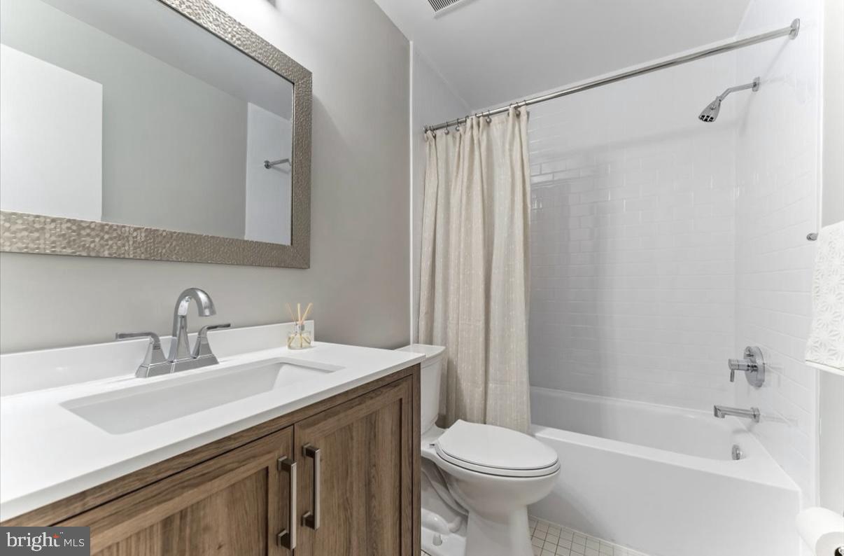1750 Oakwood Ter #16c Property Photo 13