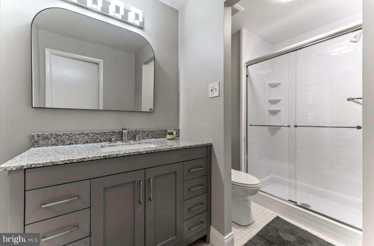 1750 Oakwood Ter #16c Property Photo 17