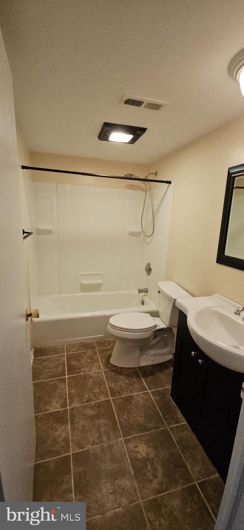 102 Ardwick Ter #2b Property Photo 8