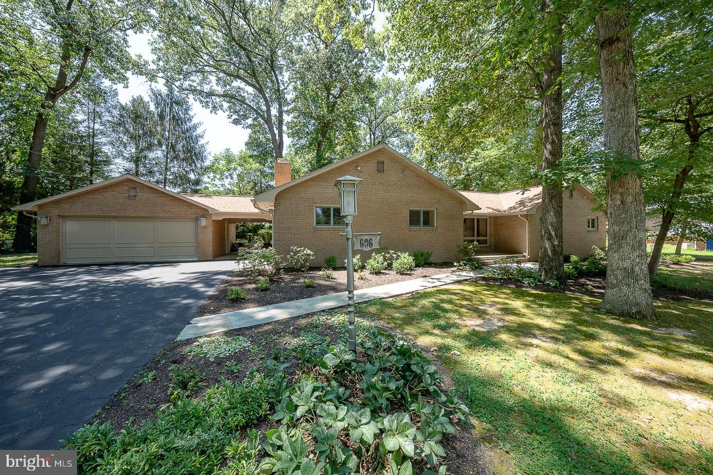 696 Forest Rd Property Photo 1