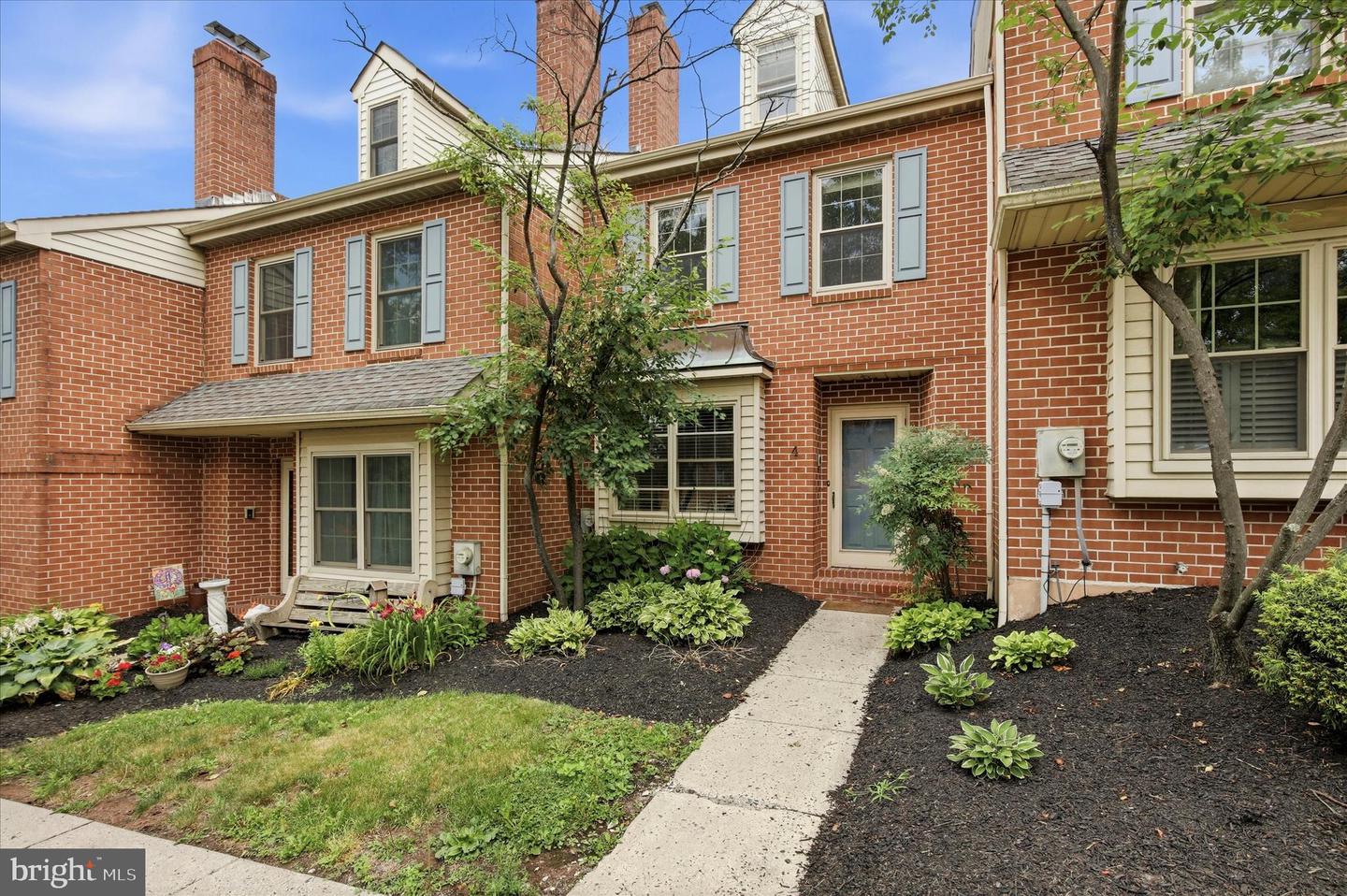 700 FARMINGTON AVE #4