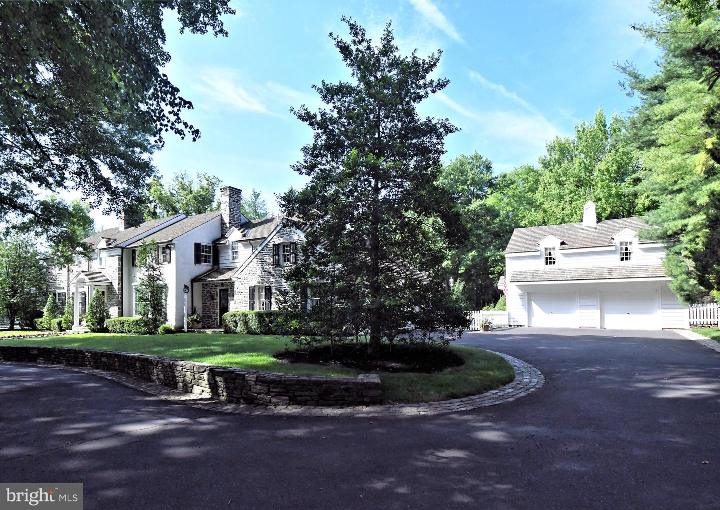896 E Township Line Rd Property Photo 4