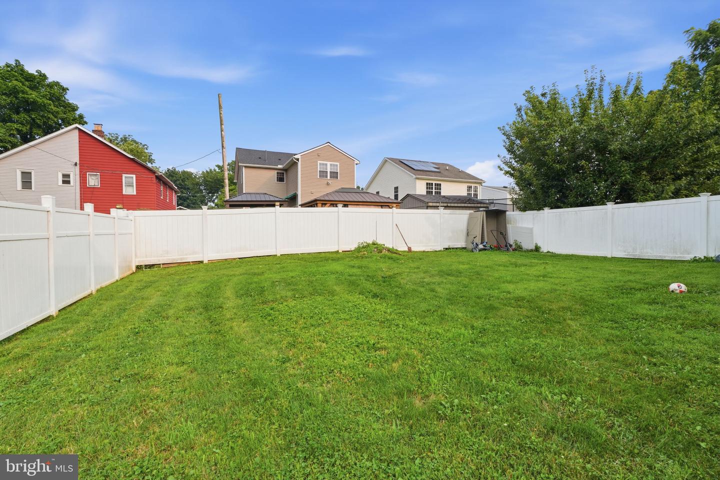 335 Linden Ave Property Photo 16