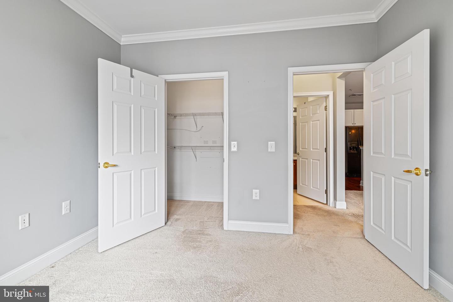 300 W Elm St #2223 Property Photo 16