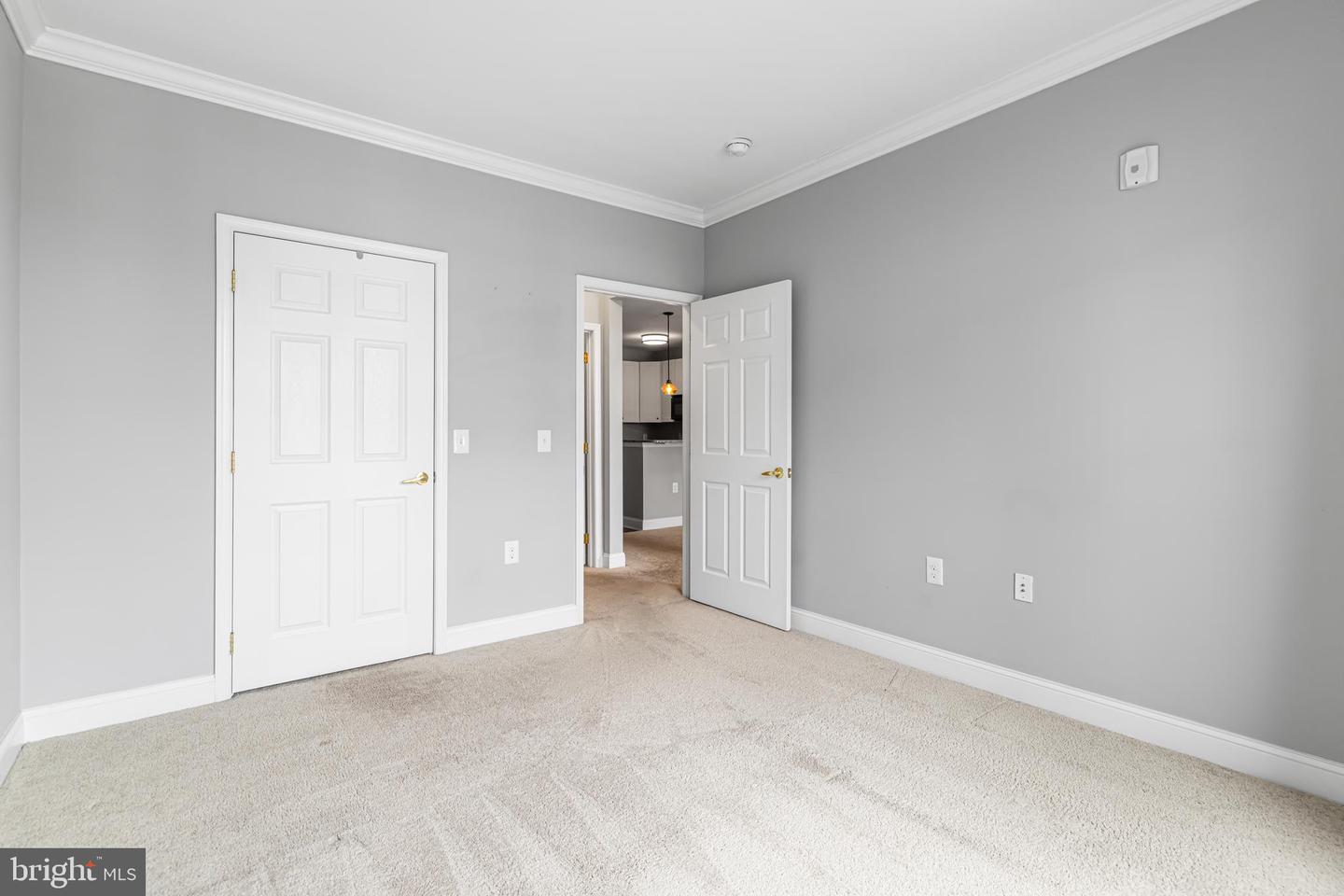 300 W Elm St #2223 Property Photo 18