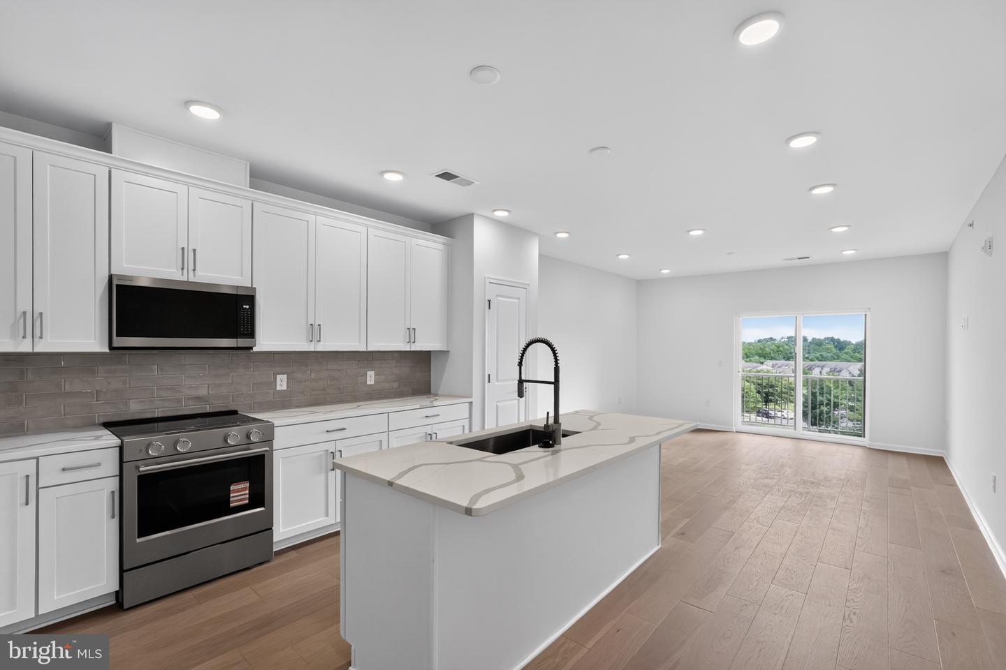 431 Washington St #2110 Jadwin Property Photo 2