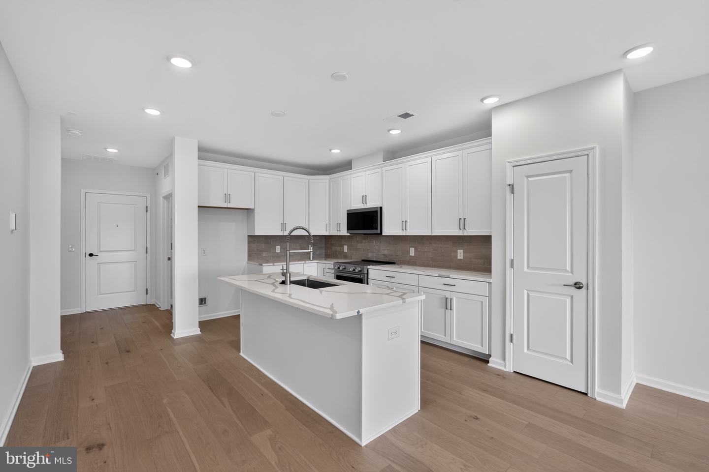 431 Washington St #2110 Jadwin Property Photo 3