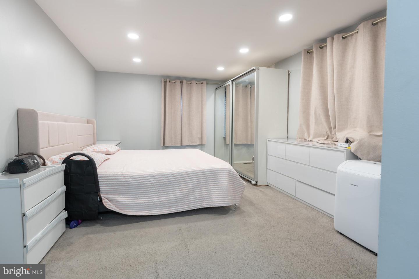100 Hopkins Property Photo 17