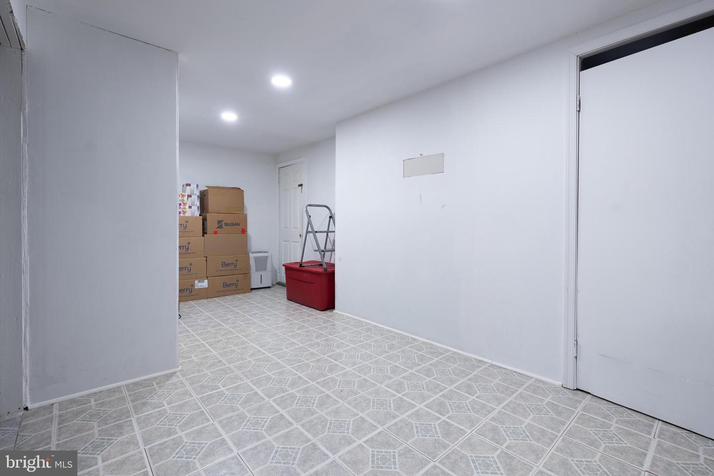 100 Hopkins Property Photo 25