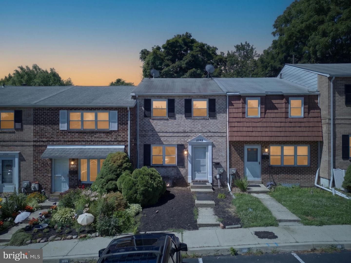 1098 BAYLESS PL