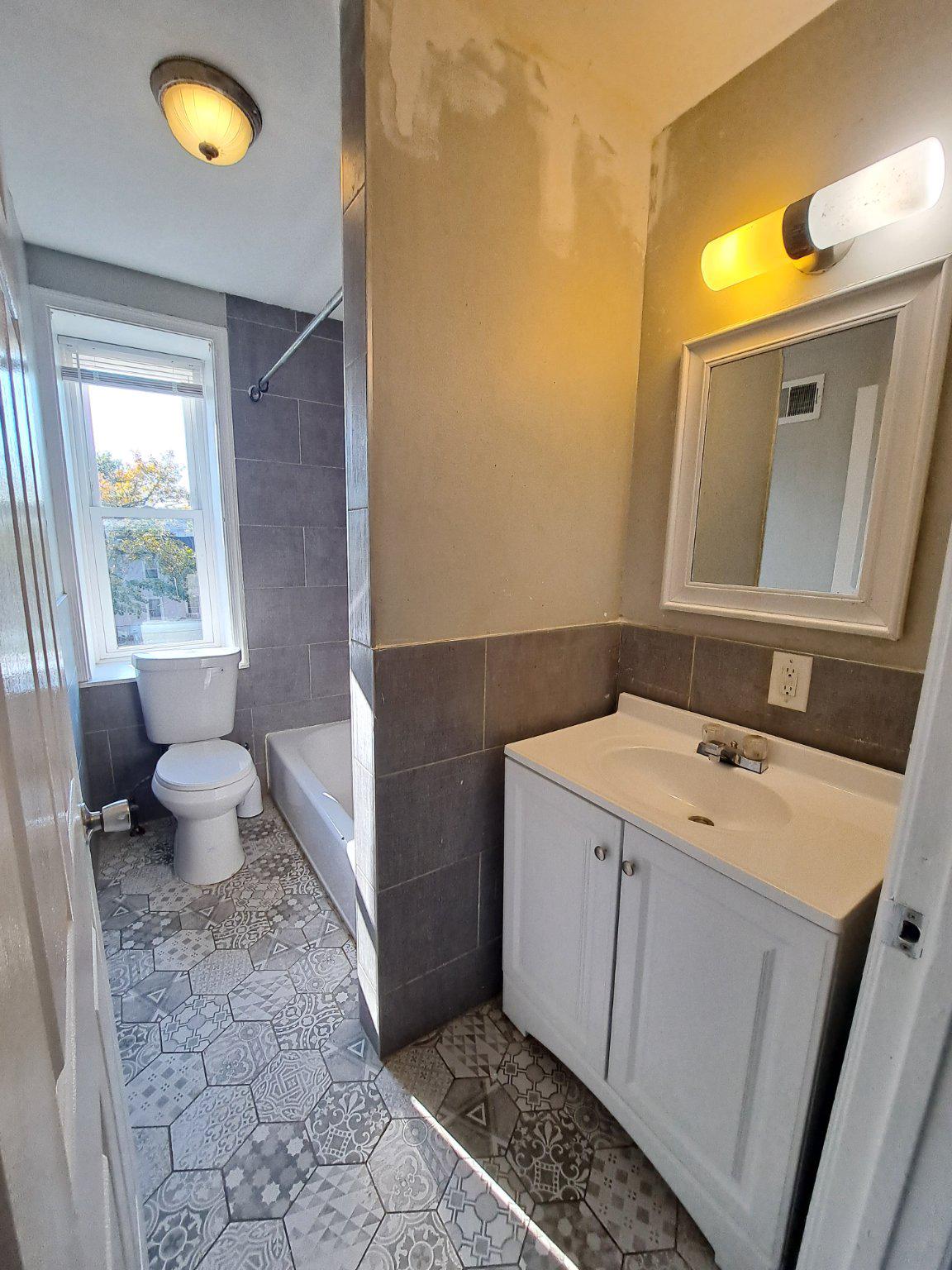 1100 Green St Property Photo 5