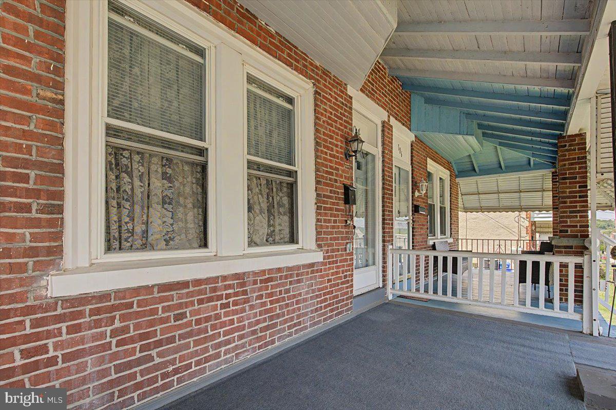 104 W Seventh St Property Photo 3