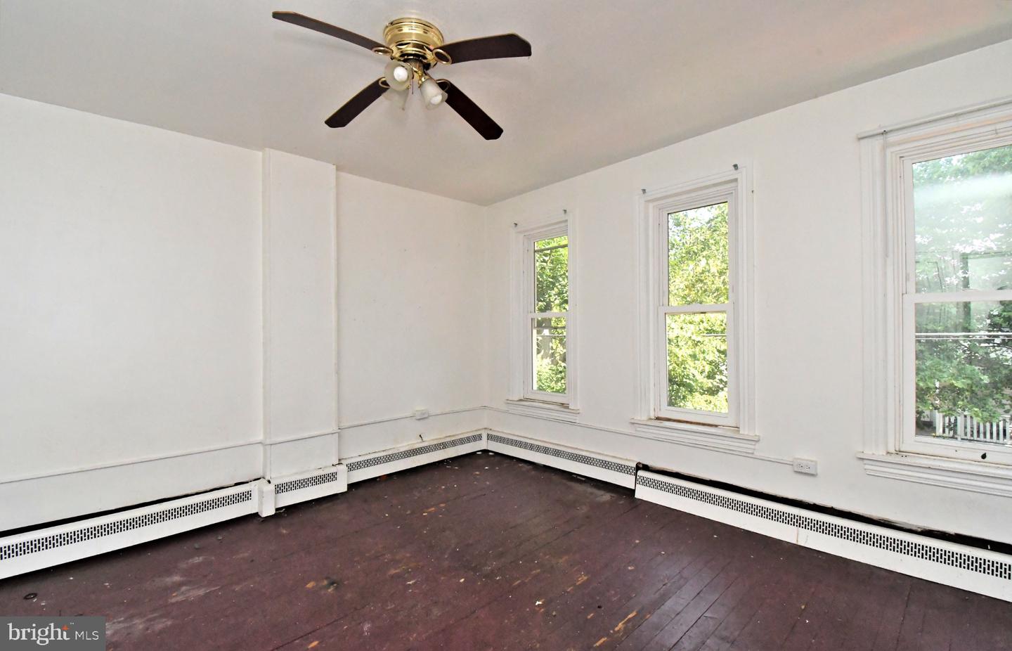 346 W Walnut St Property Photo 17