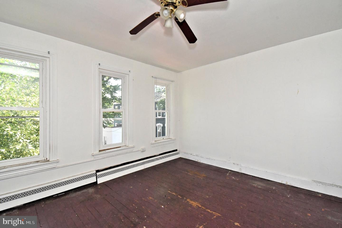 346 W Walnut St Property Photo 20