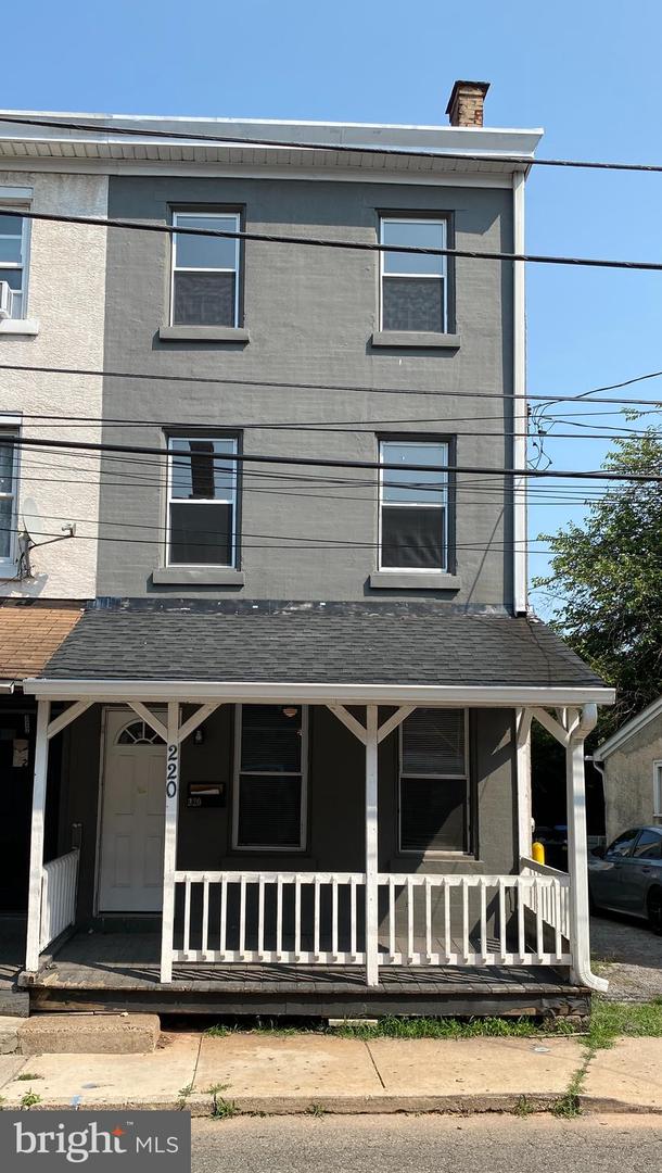 220 Pearl St Property Photo 2