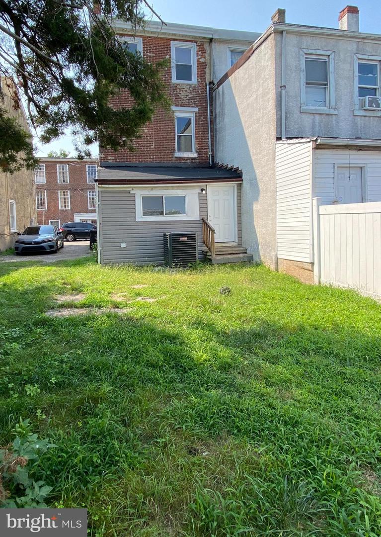 220 Pearl St Property Photo 3