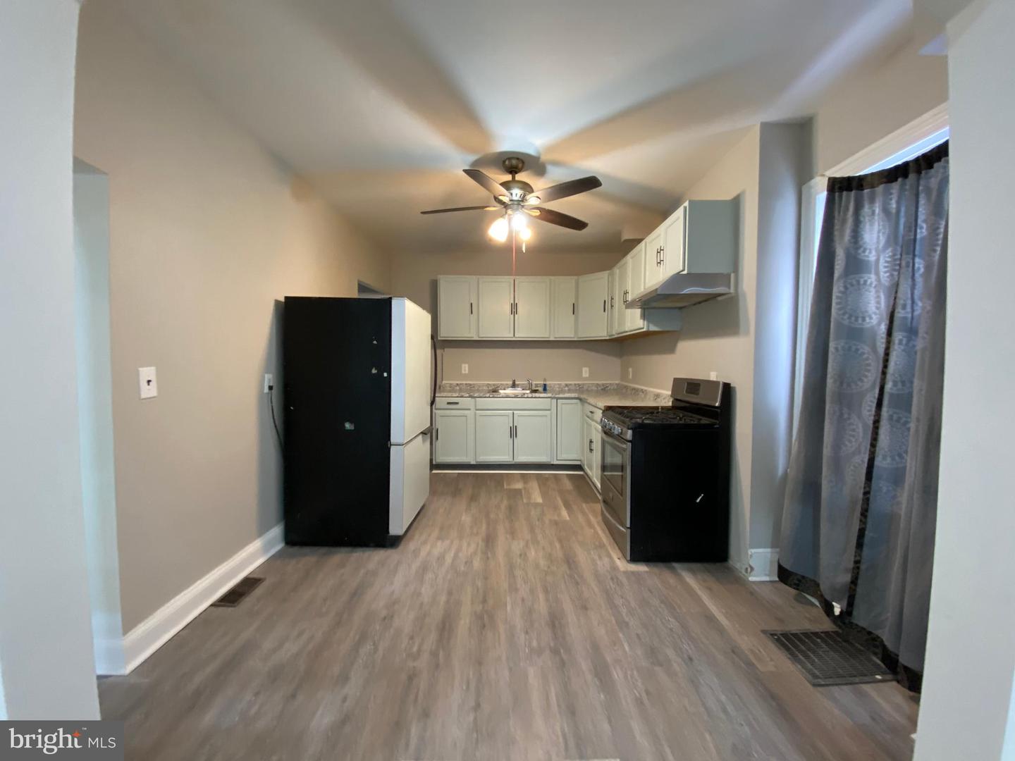 220 Pearl St Property Photo 8
