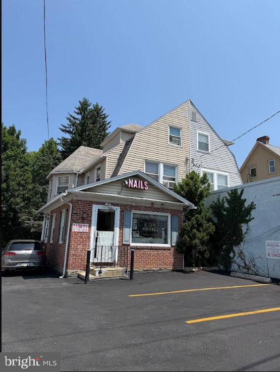135 Montgomery Ave Property Photo 2
