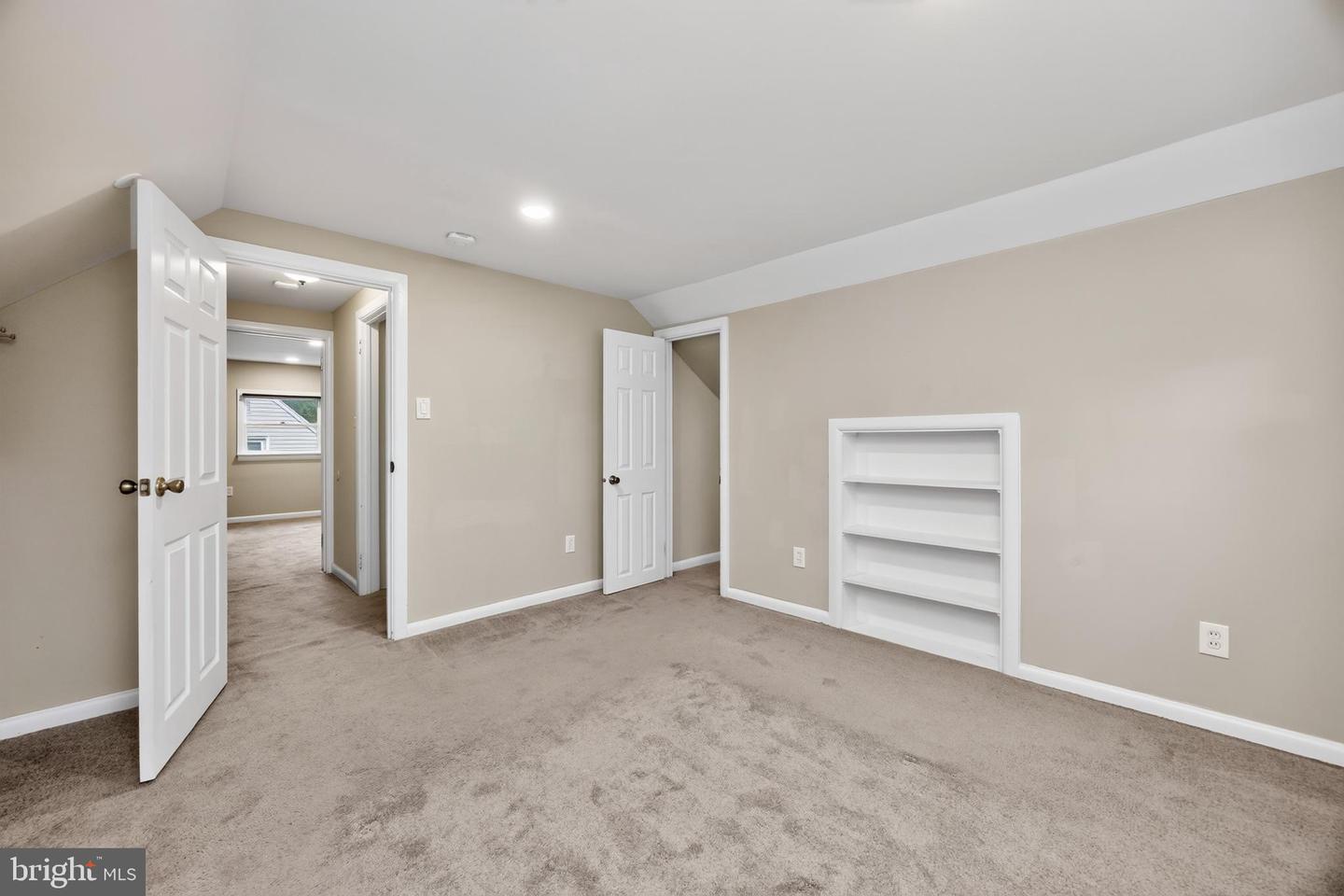 352 W Walnut St Property Photo 14