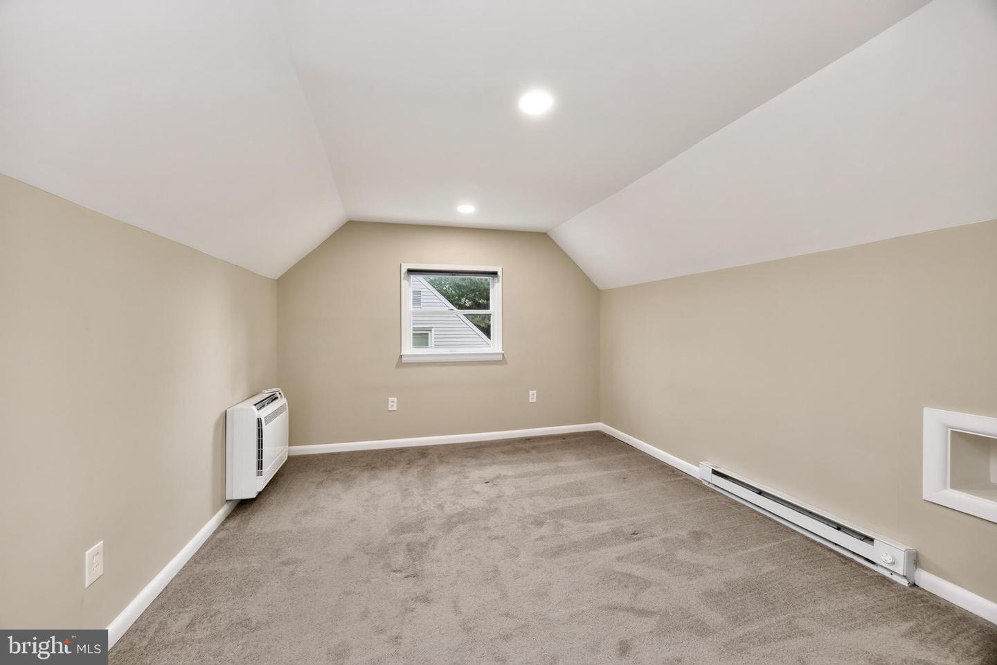 352 W Walnut St Property Photo 17