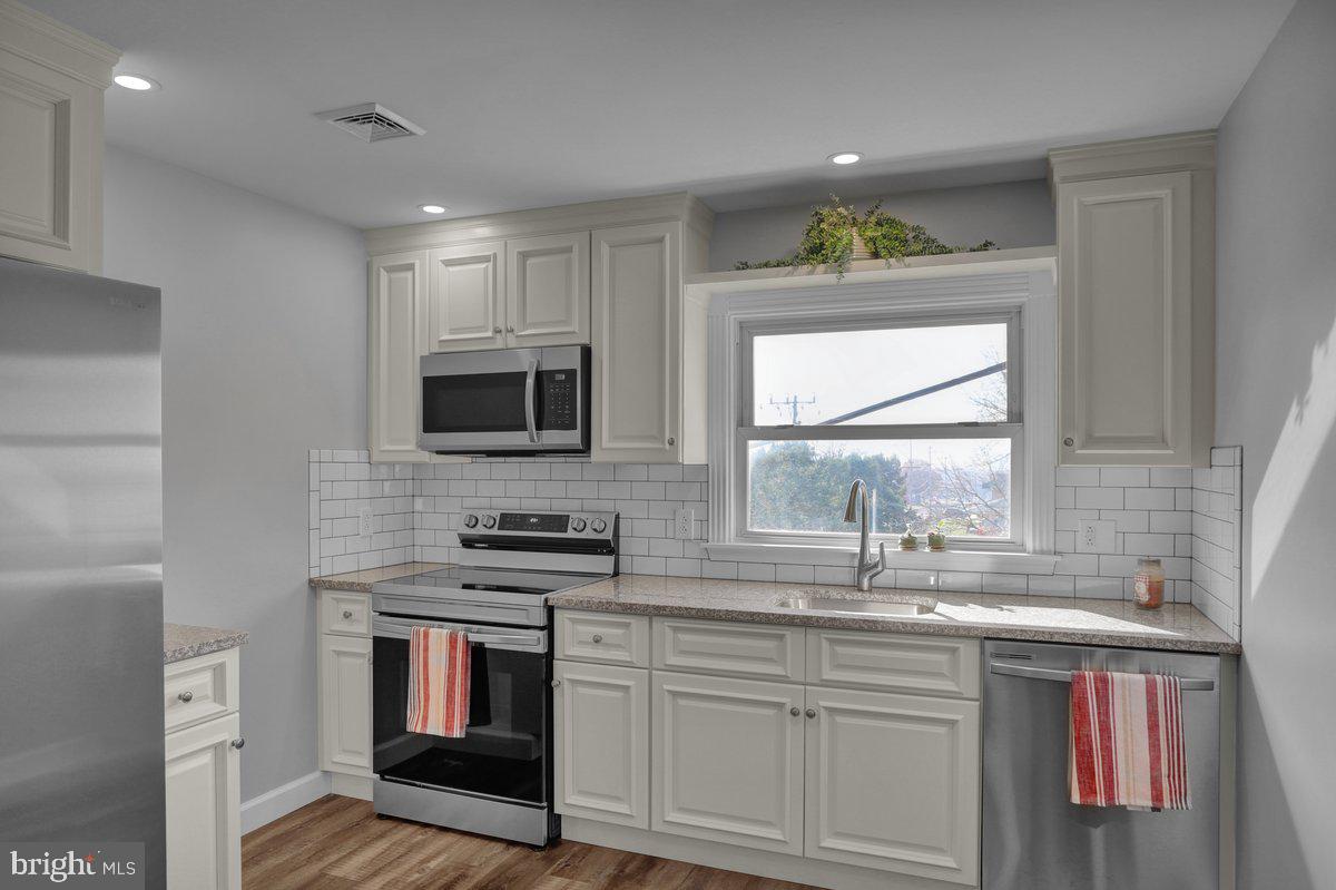 933 N HANOVER ST #2ND FL Property Photo 1