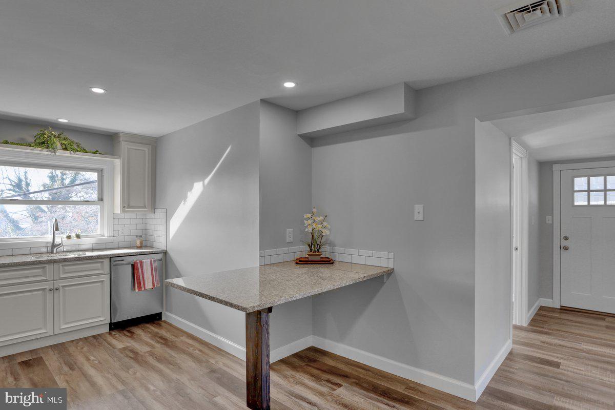 933 N Hanover St #2nd Fl Property Photo 3