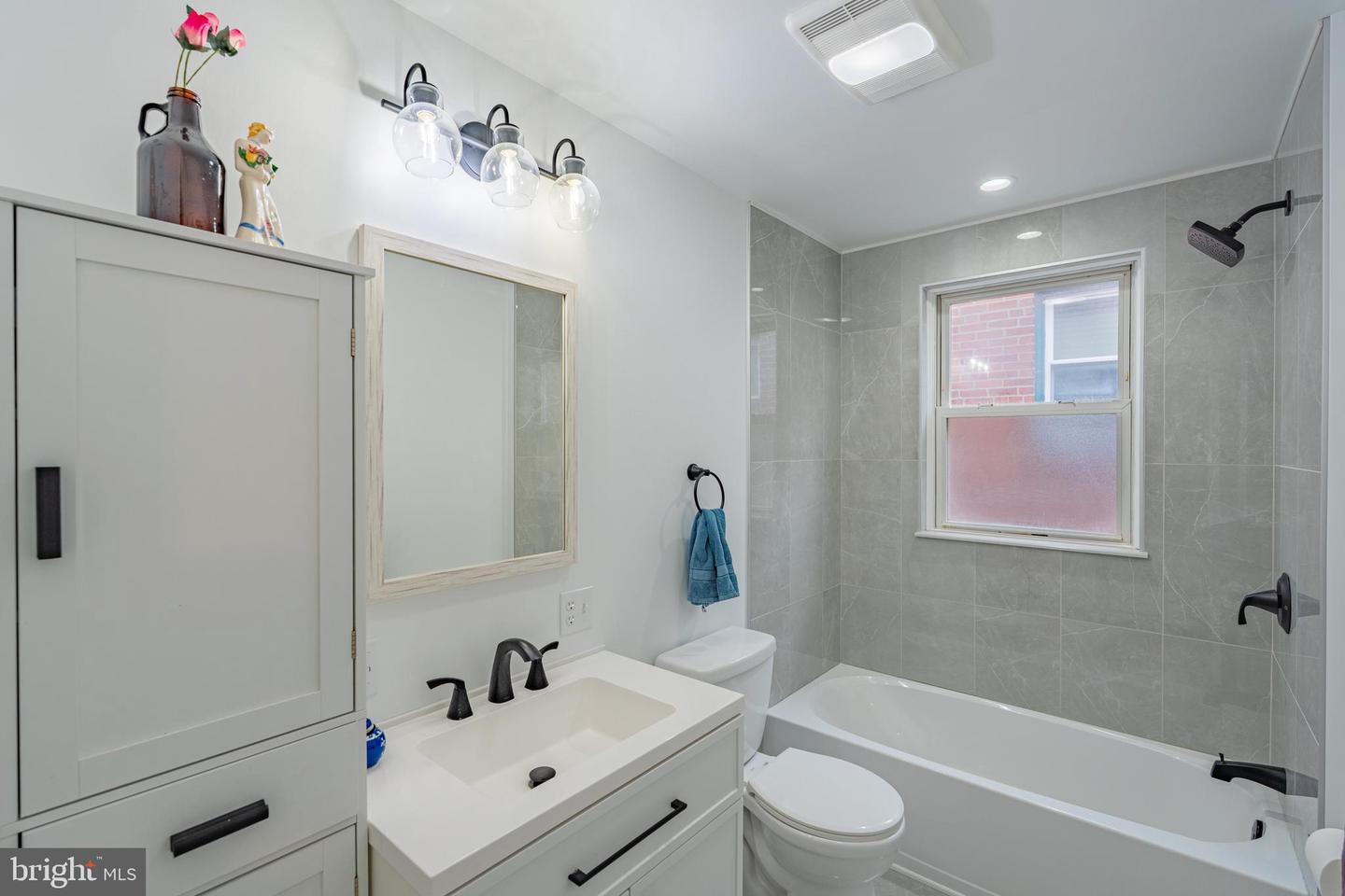 1644 Powell St Property Photo 17