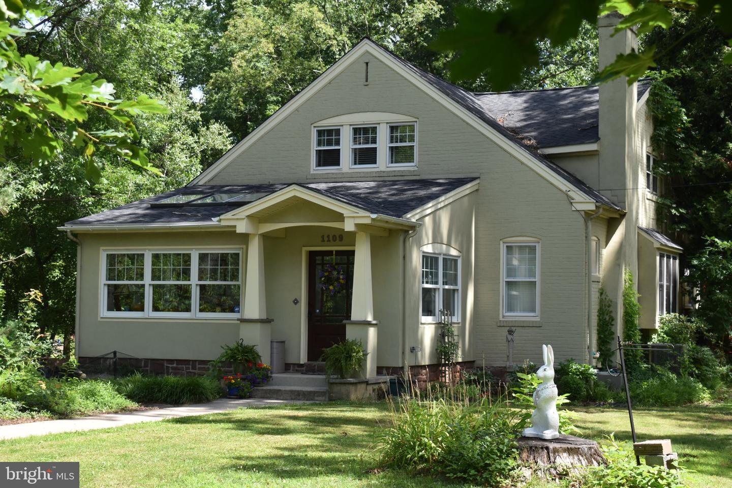 1109 FOREST AVE Property Photo 1
