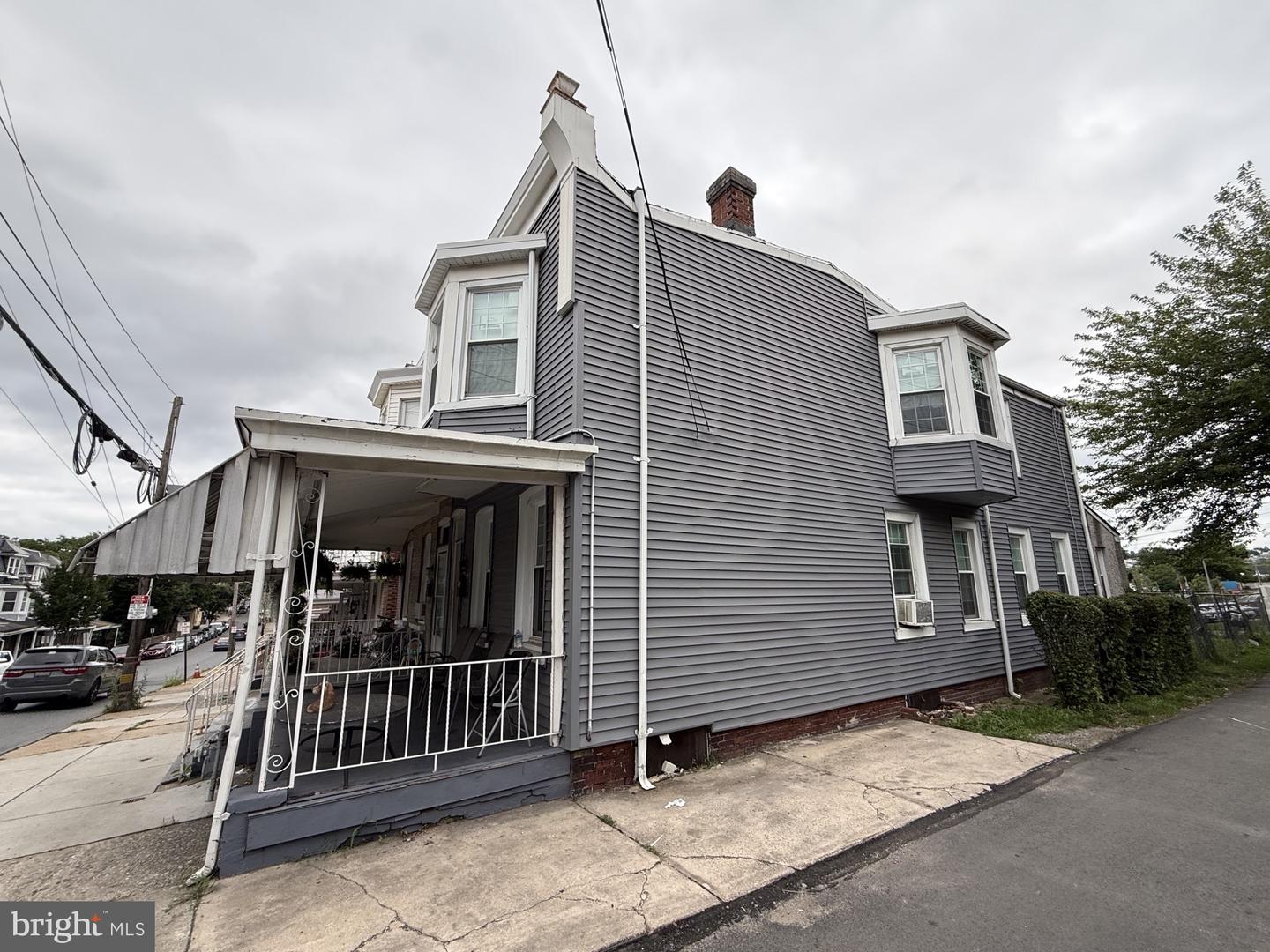 216 E Marshall St Property Photo 4