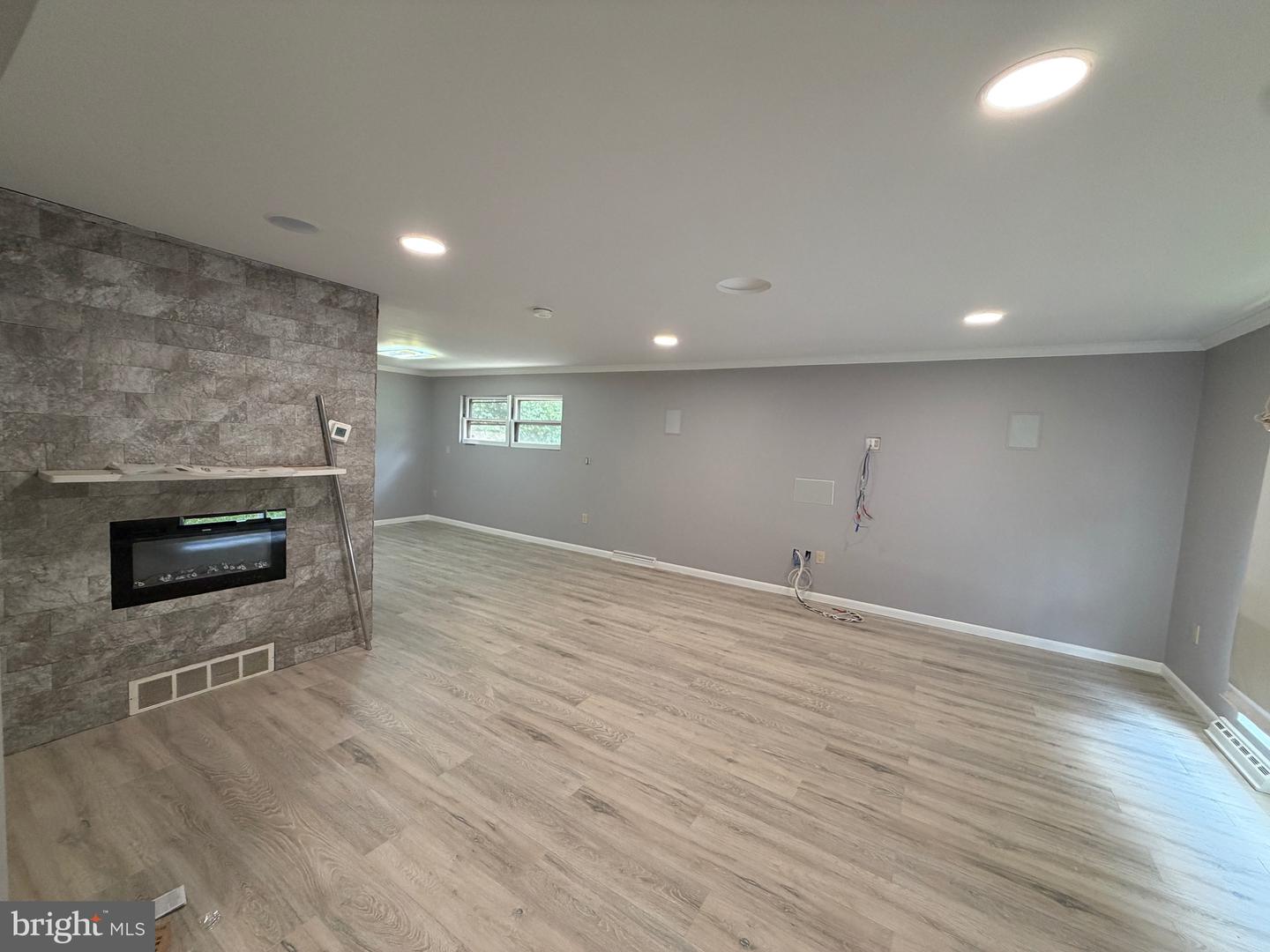 413 Asbury Ave Property Photo 3