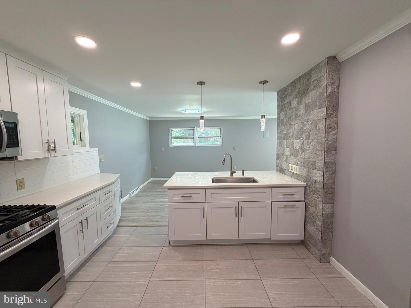413 Asbury Ave Property Photo 5