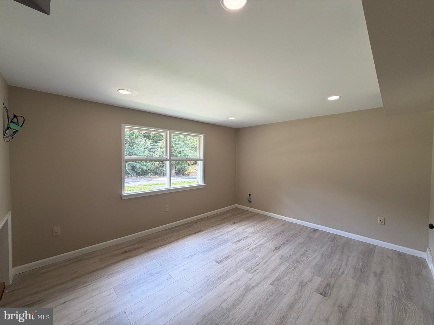 413 Asbury Ave Property Photo 6
