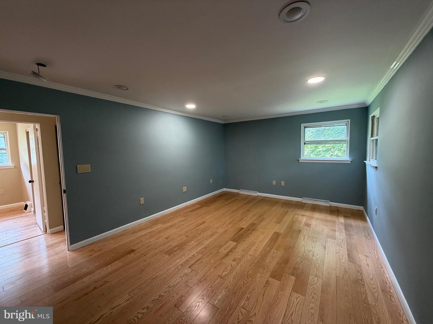 413 Asbury Ave Property Photo 12