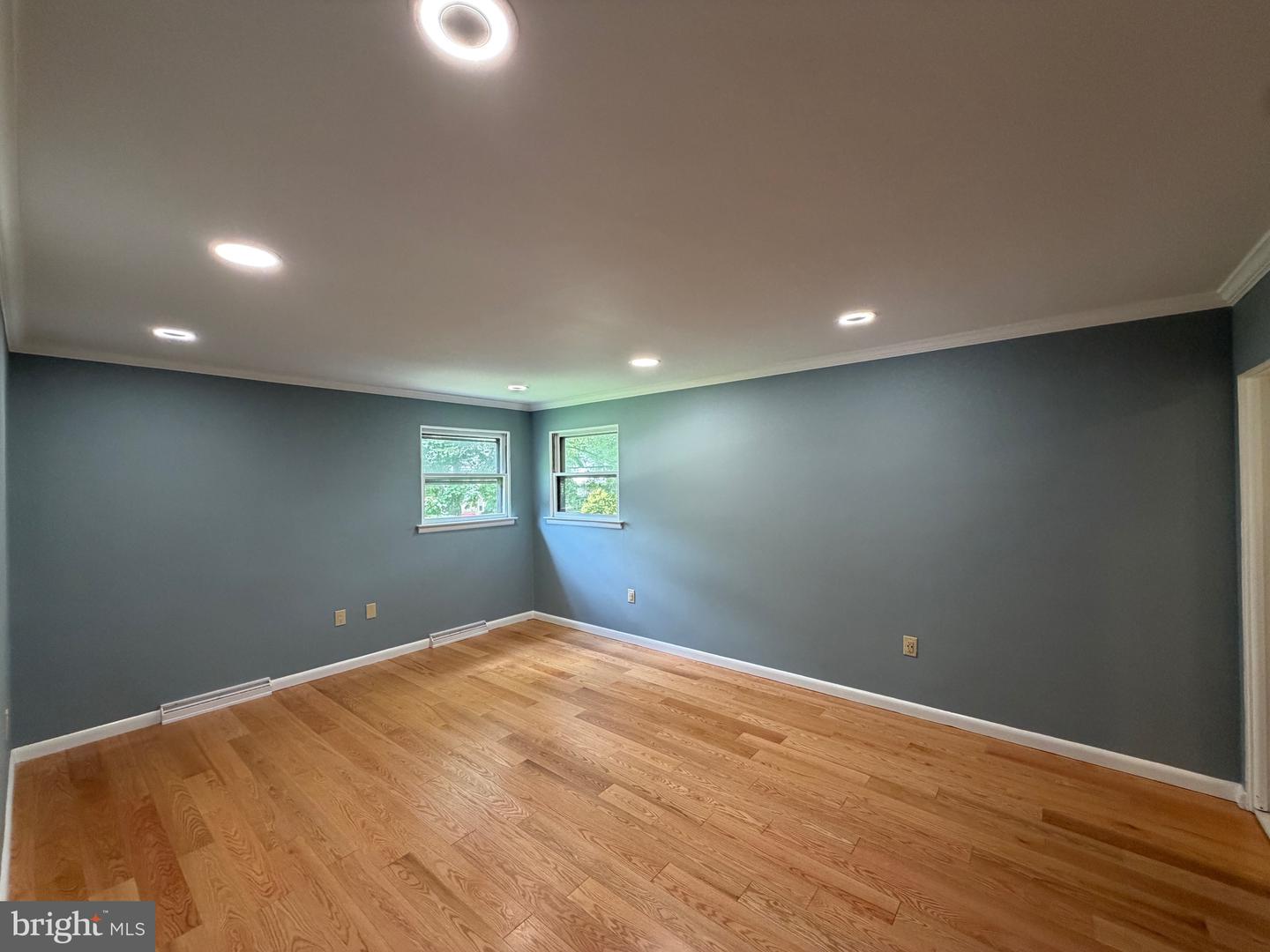 413 Asbury Ave Property Photo 16