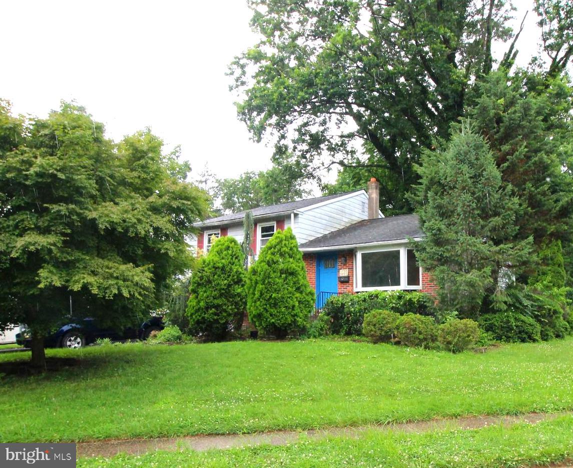 1750 N North Hills Ave Property Photo 1