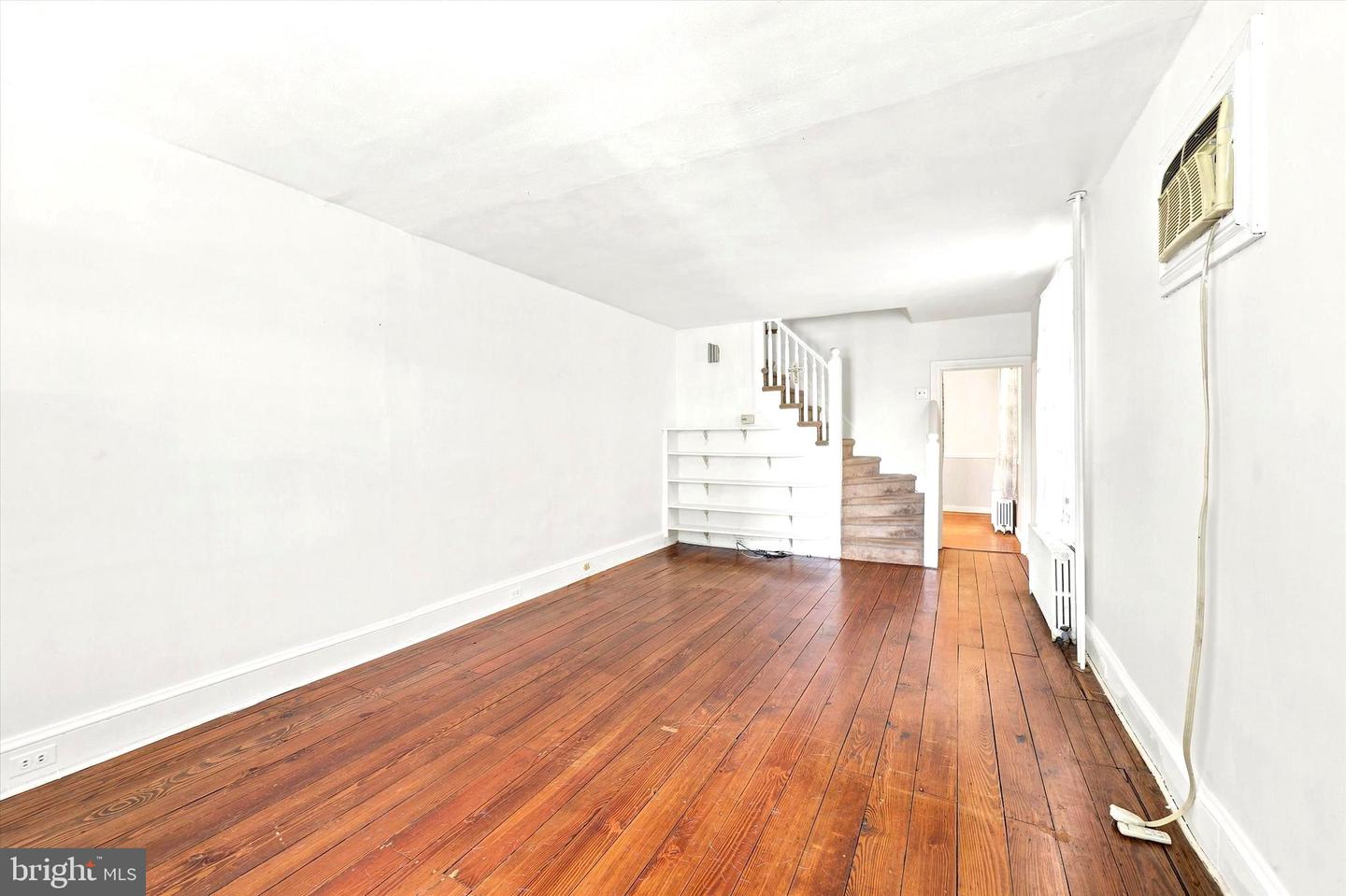 327 Summer St Property Photo 3
