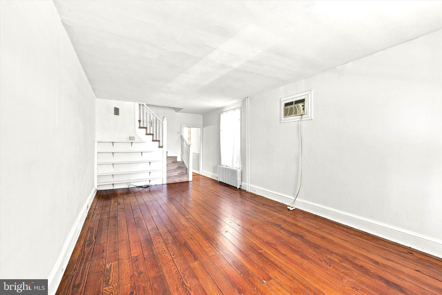 327 Summer St Property Photo 4