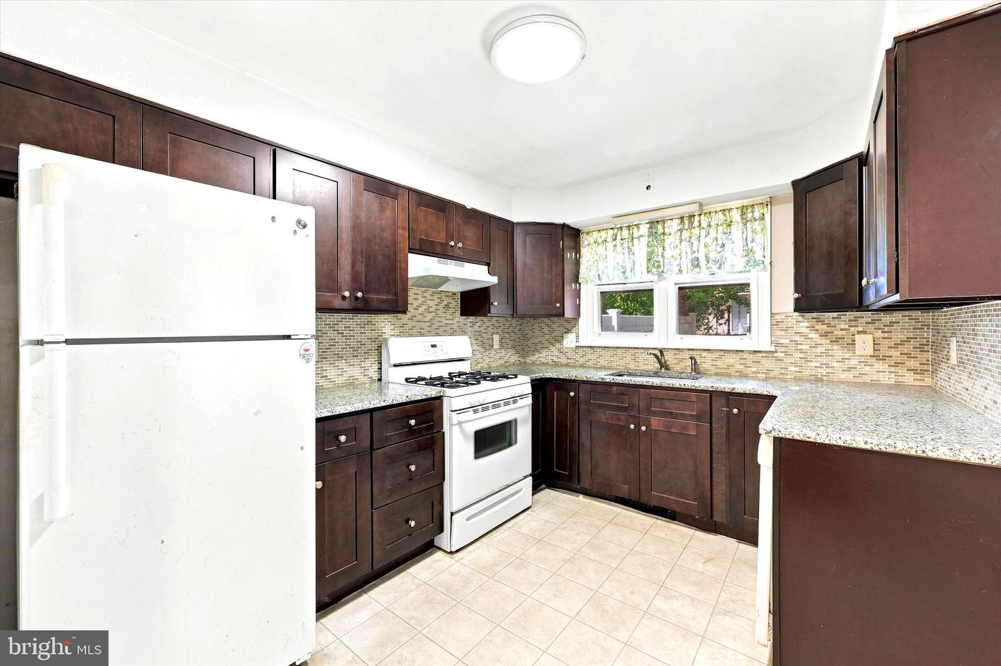 327 Summer St Property Photo 7